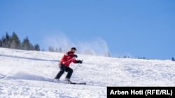 Një burrë duke skijuar në fshatin Bogë të Pejës.