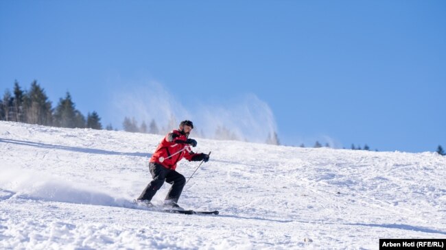 Një burrë duke skijuar në fshatin Bogë të Pejës.