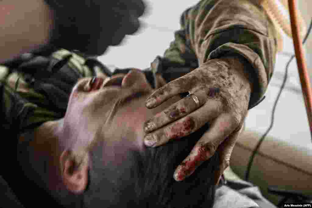 Пораненого українського військовослужбовця вивозять з лінії фронту під Бахмутом на Донеччині, 23 березня 2023 року. (AFP/Aris Messinis)