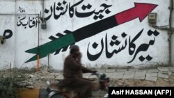 Krikettütő, tigris és harci repülő is található a pakisztáni pártok jelei között, így segítik az írástudatlan választókat
