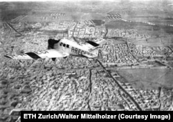 Avion Junkers koji je fotografirao Mittelholzer leti iznad Teherana