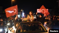 На улицах в Стамбуле. Вечер 14 мая 2023 года
