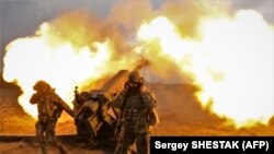 Ukrán katonák lövik az orosz állásokat Bahmutnál