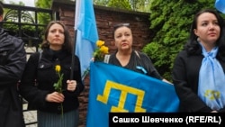 Акція біля посольства України в Празі, присвячена 80-річчю депортації кримських татар, 18 травня 2024 року