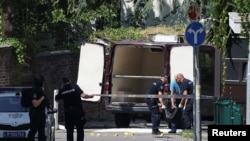 Policija uklanja telo u blizini Ambasade Izraela nakon napada 29. juna 2024.