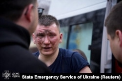Поранений рятувальник на місці російського ракетного удару під час атаки Росії на Україну в Одесі, Україна, 15 березня 2024 року
