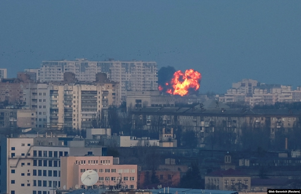La città di Kiev è scossa da un'altra esplosione.  Le difese aeree si sono mobilitate ma sono state segnalate vittime in varie città dell'Ucraina.