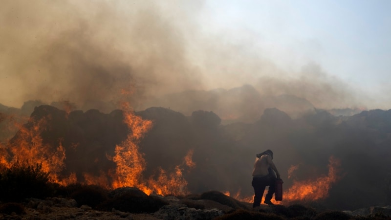 Greqia e vazhdon luftën me zjarret midis temperaturave të larta