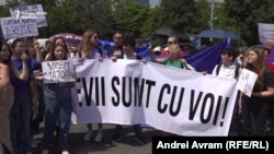 La protestul profesorilor din București au participat și elevi.
