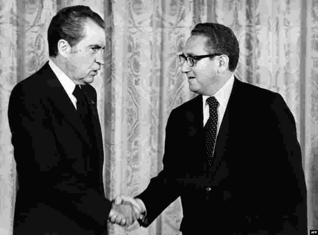 Richard Nixon amerikai elnök 1973 szeptemberében kezet fog Henry Kissinger külügyminiszterrel Washingtonban. Amikor Nixon megnyerte az 1968-as elnökválasztást, nemzetbiztonsági tanácsadóként a Fehér Házba hívta Kissingert, majd 1973-ban külügyminiszterré nevezte ki