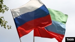 Флаги России и Дагестана, иллюстративная фотография