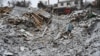 Велика вирва та руйнування цивільних будинків після російської атаки на Харківщині. Фото ілюстративне 