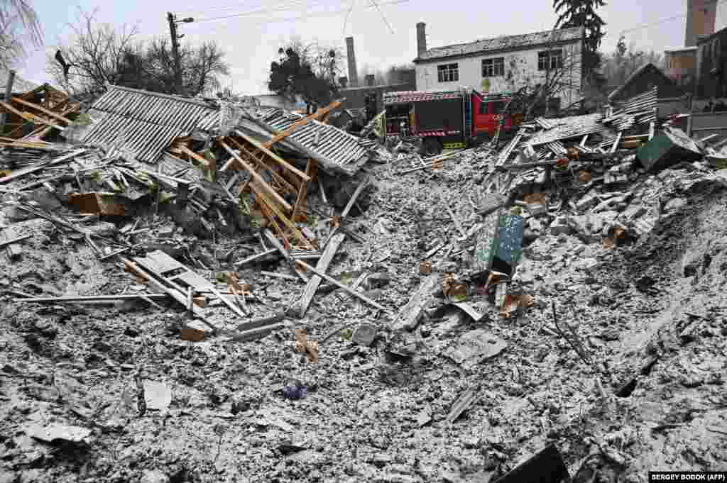 Зміїв. Велика вирва та руйнування цивільних будинків після російської атаки рано-вранці &nbsp;