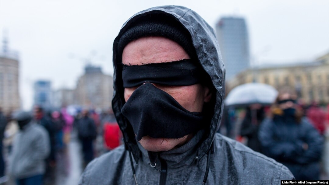 Numeroși românii au ieșit în stradă în 2017 și 2018 pentru a cere legi care apără independența Justiției. Acum magistrații își reduc drastic activitatea pentru a cere menținerea pensiei speciale în forma pe care o doresc.