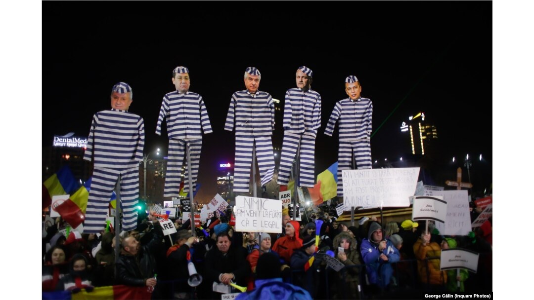 Imagini de la protestele din februarie 2017, după emiterea OUG 13, care aducea mai multe modificări Codului Penal, inclusiv prin introducerea unui prag de 200.000 de lei pentru sancționarea penală a abuzului în serviciu.