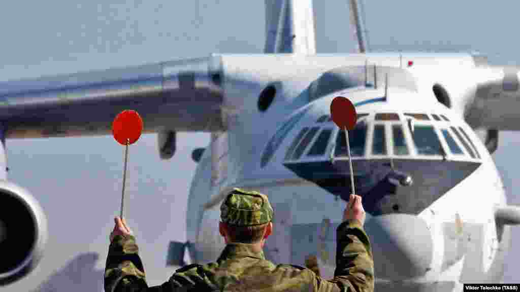 Egy orosz A&ndash;50-es egy belarusz repülőtéren 2005-ben. A repülőgép radarrendszere egy közel tíz méter széles rotodómban van elhelyezve, amely nagyjából egy jégkásagép sebességével forog. A gép ablakai aranyréteggel vannak ellátva, hogy megvédjék a repülőgép személyzetét a radartányérból kiáramló nagy dózisú sugárzástól