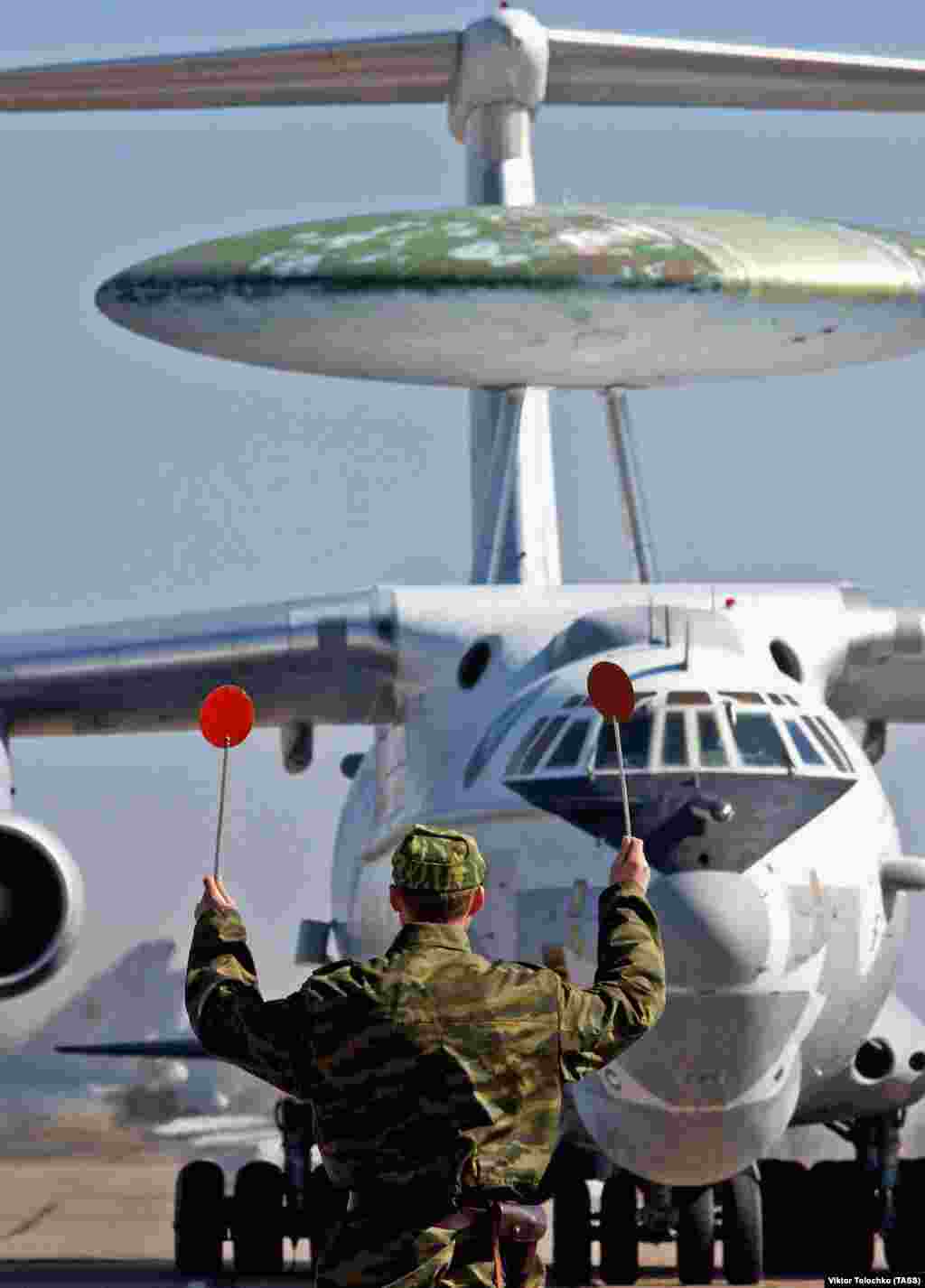 Avion A-50 rusesc pe un aerodrom din Belarus în 2005.&nbsp; Sistemul radar al avionului este adăpostit într-un &bdquo;rotodrom&rdquo; de aproape 10 metri diametru, care se rotește cu o viteză apropiată de cea a unui carusel. Avionul este prevăzut cu un strat de aur pe geamuri pentru a proteja echipajul de dozele mari de radiații emanate de antena radar. (Sursa. TASS)&nbsp;