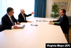 Ndërmjetësit evropianë gjatë takimit me kryeministrin e Kosovës, Albin Kurti. Bruksel, 26 qershor 2024.