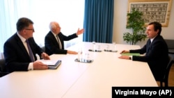 Ndërmjetësit evropianë të dialogut Kosovë-Serbi, Mirosllav Lajçak dhe Josep Borrell (majtas), duke biseduar me kryeministrin e Kosovës, Albin Kurti, më 26 qershor 2024, në Bruksel.