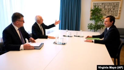 Ndërmjetësit evropianë të dialogut Kosovë-Serbi, Mirosllav Lajçak dhe Josep Borrell (majtas), duke biseduar me kryeministrin e Kosovës, Albin Kurti, më 26 qershor 2024, në Bruksel.