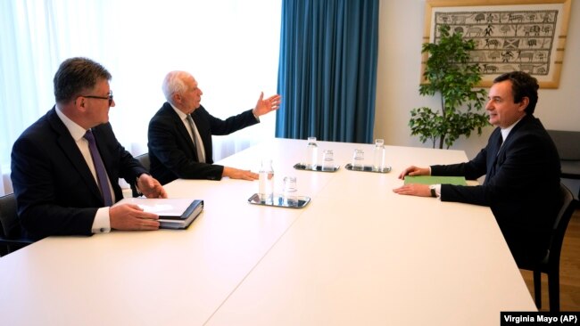 Ndërmjetësit evropianë të dialogut Kosovë-Serbi, Mirosllav Lajçak dhe Josep Borrell (majtas), duke biseduar me kryeministrin e Kosovës, Albin Kurti, më 26 qershor 2024, në Bruksel.