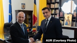 În fotografia de după întâlnirea lui George Simion cu ambasadorul israelian Reuven Azar din 28 august, se vede în fundal o hartă cu România Mare.