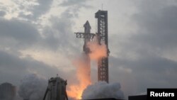 Космическият кораб Starship на SpaceX излита при третото си изстрелване от стартовата площадка на компанията близо до Браунсвил, Тексас, САЩ, 14 март 2024 г.