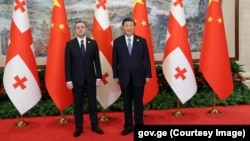 ირაკლი ღარიბაშვილი (მარცხნივ) და სი ძინპინი