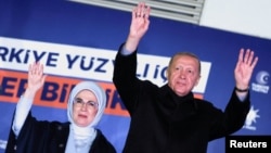 Түркия президенттігіне кандидат Режеп Тайып Ердоған әйелі Әмине Ердоғанмен бірге сайлау штабында тұр. Анкара, 15 мамыр, 2023 жыл