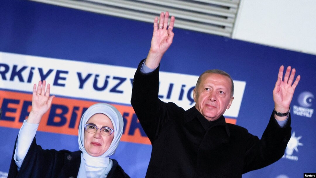 Președintele Turciei, Recep Tayyip Erdoğan, alături de soția sa, Emine, își salută suporterii la sediul Partidului Justiţiei şi Dezvoltării (AK), în noaptea de duminică spre luni, după alegerile prezidențiale pentru care ar urma să fie organizat un nou tur.