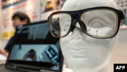 یک نمونه عینک‌ سوئدی «ردیابی چشم» در نمایشگاه هوش مصنوعی توکیو، اردیبهشت ۱۴۰۲