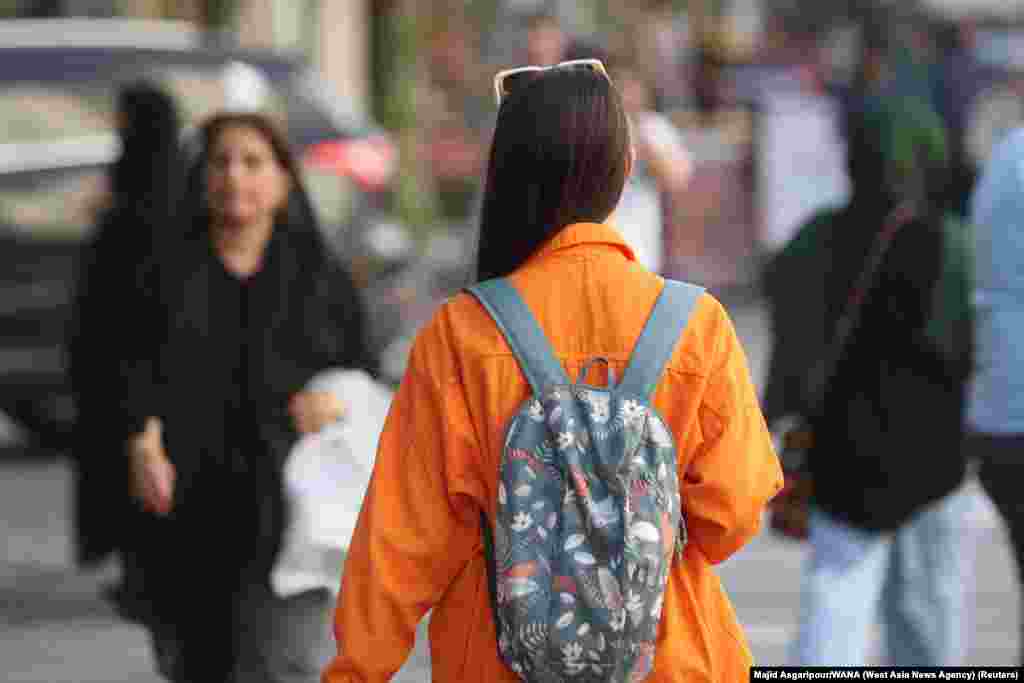 O femeie merge fără hijab-ul obligatoriu în Teheran, pe 16 iulie. Un oficial iranian a confirmat la 16 iulie că patrule ale celebrei poliții a moralității, cunoscute oficial sub numele de Patrule de orientare, au revenit pe străzile iraniene, după luni de zile în care s-au menținut în expectativă. Patrulele pun în aplicare legile privind îmbrăcămintea și comportamentul între sexe. &nbsp;