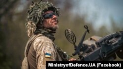 Боєць Збройних сил України з кулеметом. Світлина Міноборони України