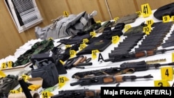 Deo oružja koje je zaplenjeno na severu Kosova.