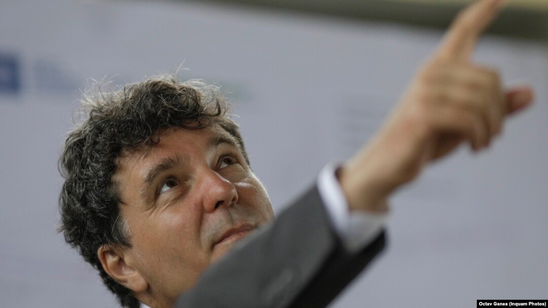 Nicușor Dan, actualul primar al Capitalei, speră că va fi susținut de o coaliție de dreapta, formată din PNL-USR și PMP. Doar că actuala conducere a PNL tinde spre o alianță cu PSD. Nimic nu este însă bătut în cuie.