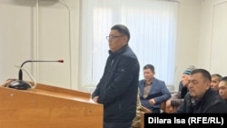 Сотрудник службы пробации Турарбек Тильдаханов (в центре) на заседании суда, 6 февраля 2023 года