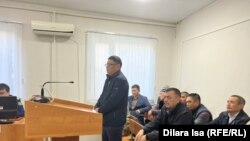 Сотрудник службы пробации Турарбек Тильдаханов (в центре) на заседании суда, 6 февраля 2023 года