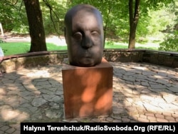 Скульптура «Чоловіча голова» у Стрийському парку