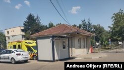 Anul trecut, o tânăra de 24 de ani a născut pe trotuarul de la intrarea în curtea Spitalului din Urziceni. Femeia era trimisă de asistentele de gardă la Spitalul din Slobozia pentru că în Urziceni nu lucrează niciuun medic neonatolog care să vadă bebelușul. 