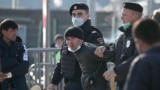 Российская полиция ведет иностранного гражданина в центр временного содержания. Иллюстративное фото