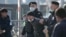 Орусиянын полициясы миграциялык борбордон чет элдик жаранды кармап баратат.