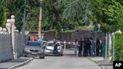 Novinari i policija nakon napada 29. juna, kod Ambasade Izraela u Beogradu