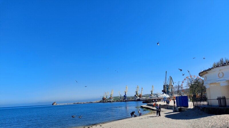 Феодосия в середине весны: прогулки возле порта с затопленным БДК (фотогалерея)