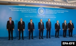 While hosting a meeting of the Organization of Turkic States on November 3, Kazakh President Qasym-Zhomart Toqaev (center) pledged that his country would give $1 million in aid to Palestine.