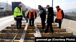 1 აპრილი, 2024 წელი. საავტომობილო გზების დეპარტამენტის თავმჯდომარის მოადგილე პავლე გამყრელიძე დედაქალაქისკენ მიმავალ ცენტრალურ მაგისტრალზე, არაგვის ხიდზე