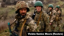 Az ukrán hadsereg újoncai katonai gyakorlaton vesznek részt a keleti Donyecki területen. „Lehet, hogy az ukránok meglepnek minket. A kezdetektől fogva megleptek minket” – mondta egy volt dandártábornok