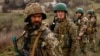 Të rekrutuarit ukrainas për brigadën e re ushtarake, shihen duke kryer stërvitje, sipas udhëzimeve të një instruktori të huaj në rajonin lindor të Donjeckut. Mars, 2023.
