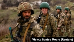 Украинские военные принимают участие в учениях, которые проводит иностранный инструктор на востоке Донецкой области, 27 марта 2023 года