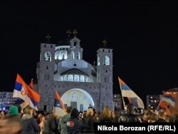 Festimet para kishës serbe në Podgoricë, pas zgjedhjeve.