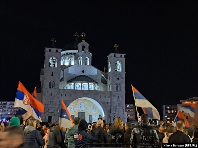 Festimet para kishës serbe në Podgoricë, pas zgjedhjeve.